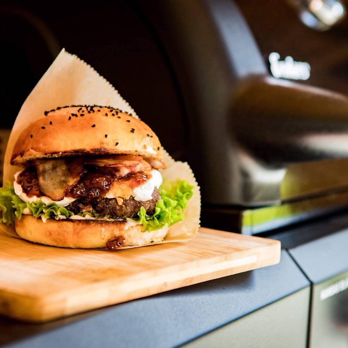 Burger z grilla gazowego Enders z dodatkiem sera