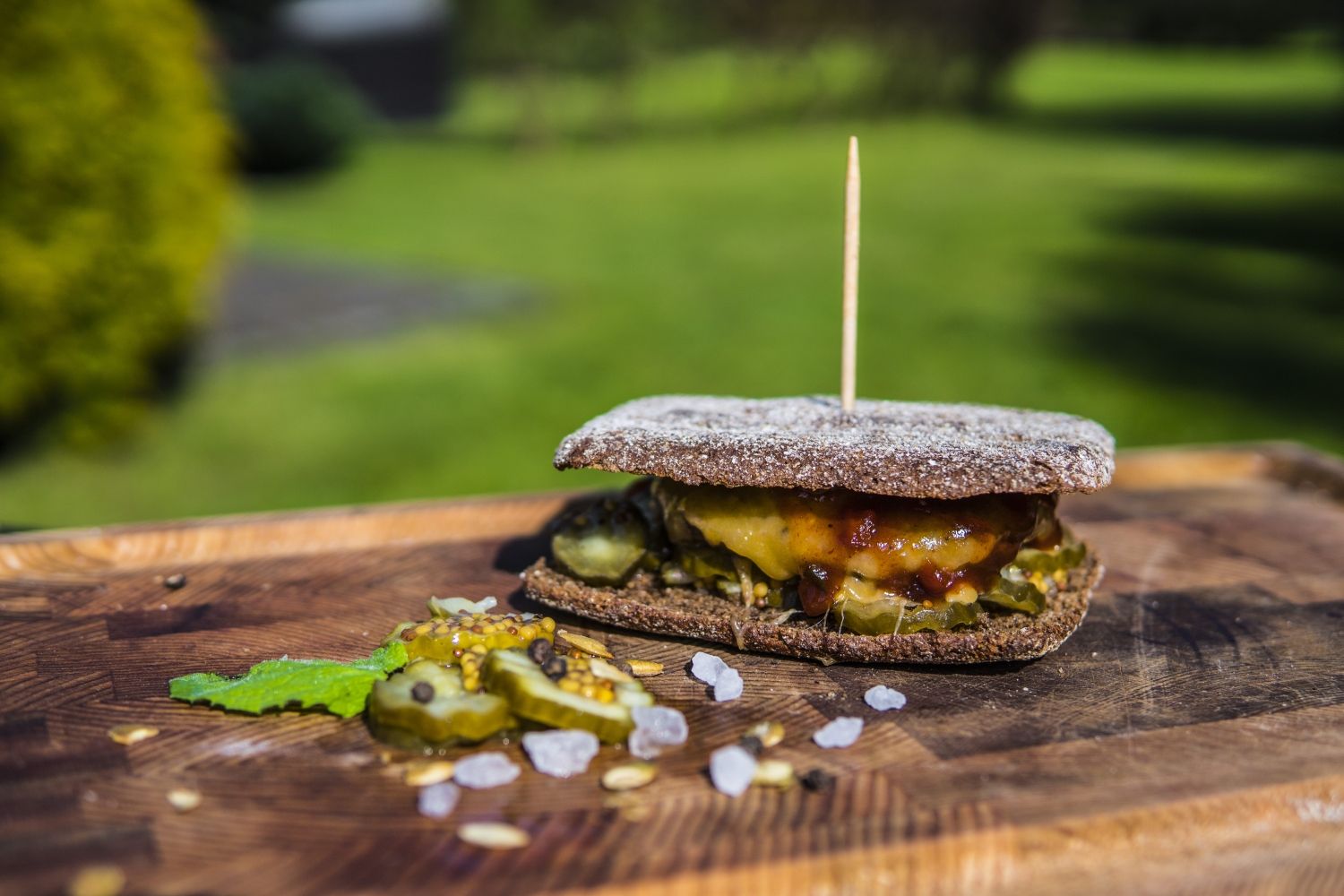 Burger wołowy, z ogórkiem, musztardą i serem cheddar
