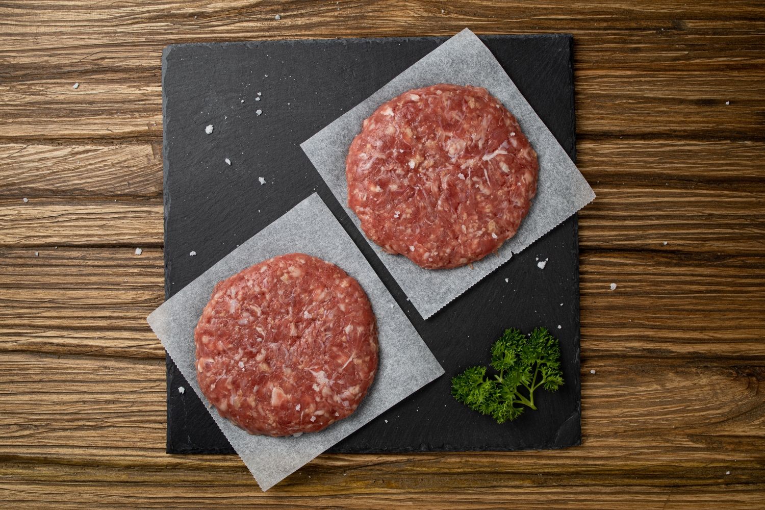 Durowe burgery wołowe, ułożone na desce.