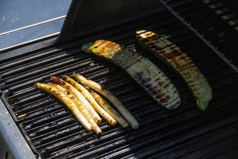 Grillowane szparagi i cukinia