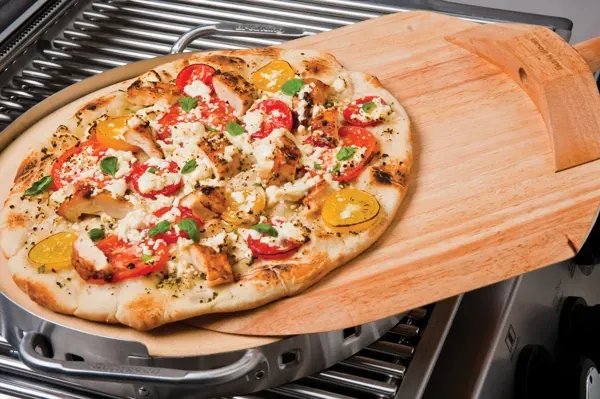 Pieczenie pizzy na kamieniu na grillu