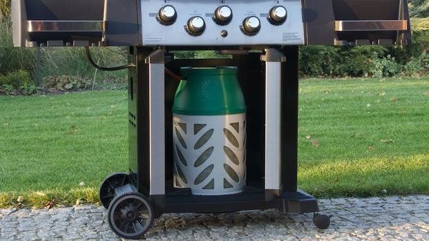 Grill gazowy w trakcie montażu