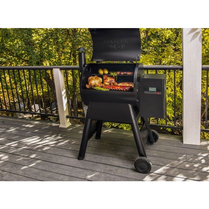 Grill na pellet PRO 575 (black) INT Traeger grillowanie w ogrodzie