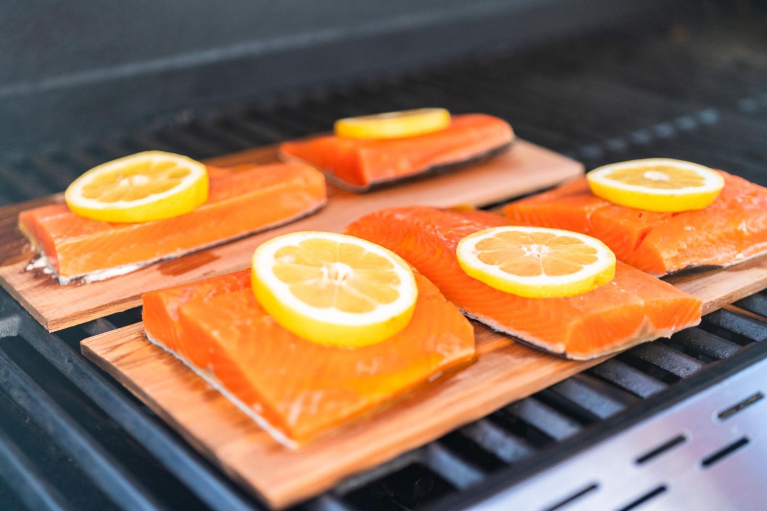 Wędzony łosoś na grillu gazowym z cytrynami.