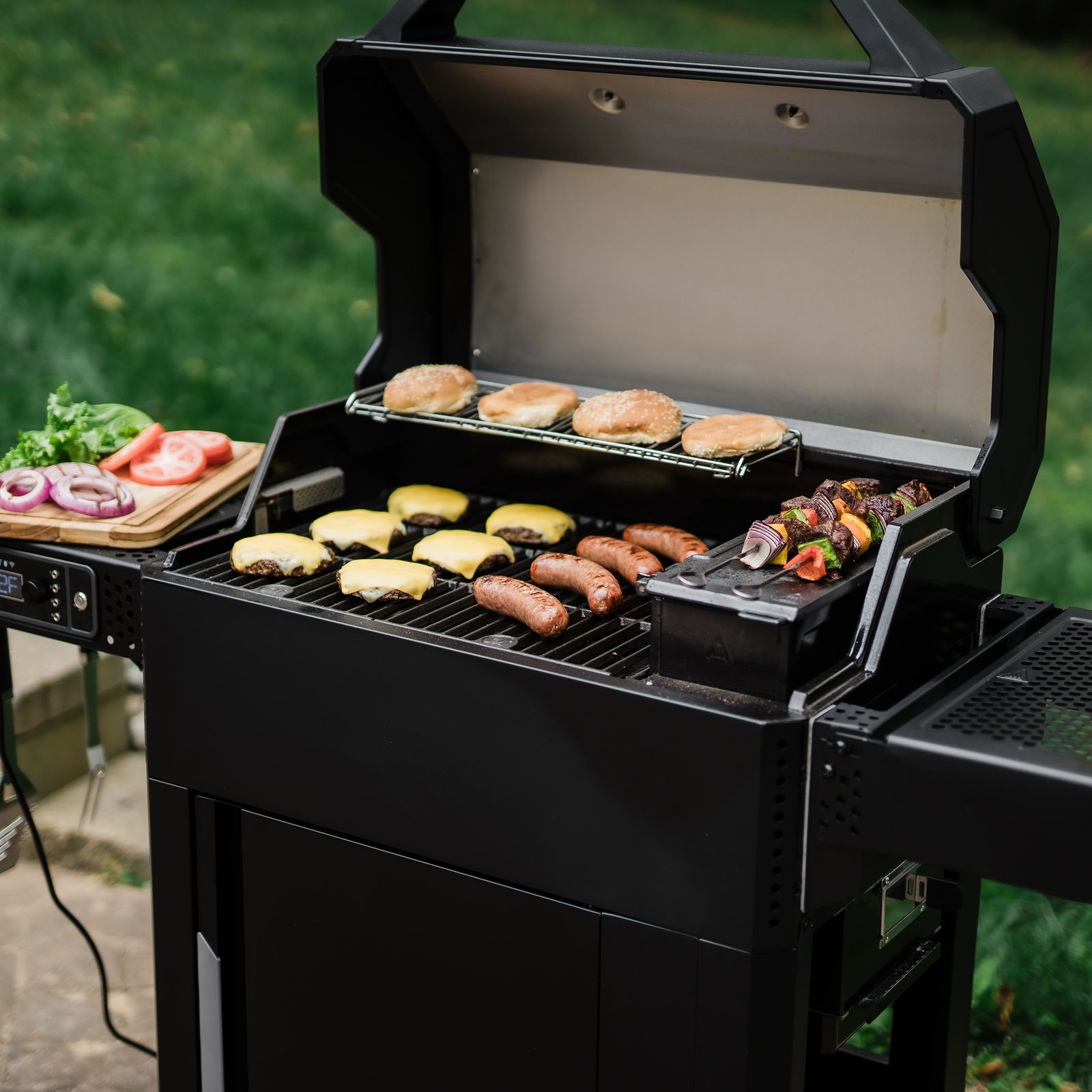 Cyfrowy grill węglowy i wędzarnia Masterbuilt AutoIgnite™ Series 545
