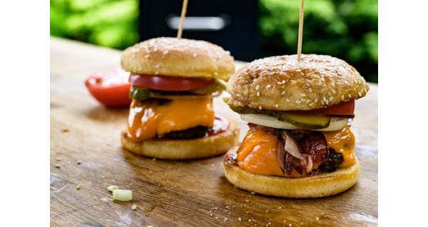 Domowy cheeseburger z grilla