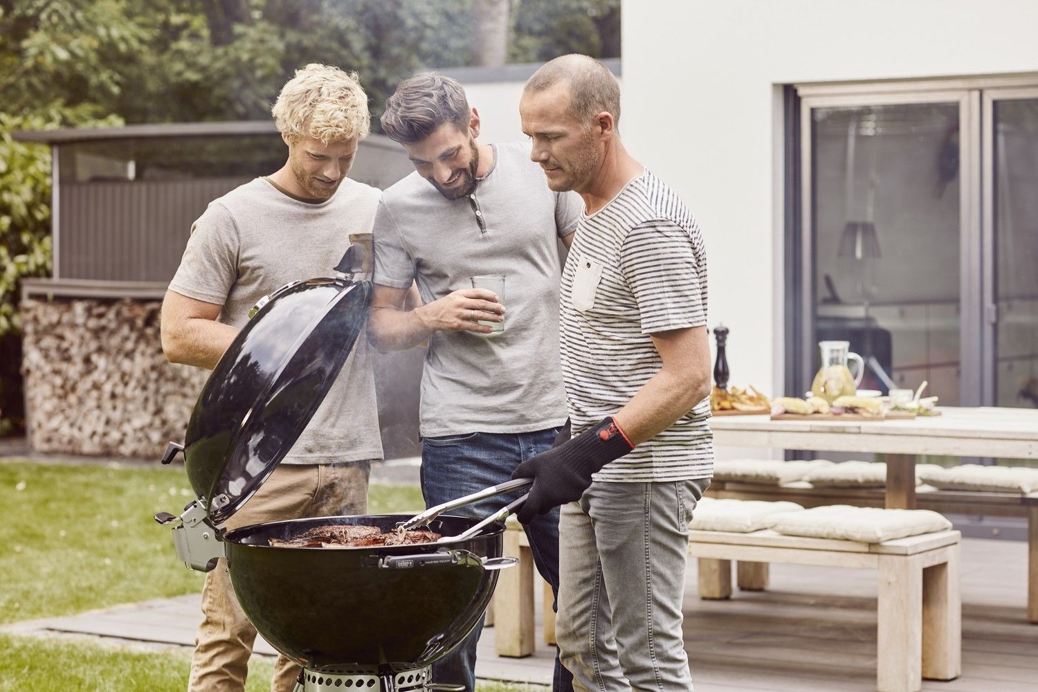 Majówka grill węglowy w ogrodzie