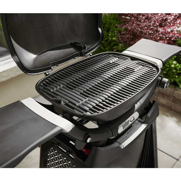 Grill gazowy Weber Q 2200N ze stolikami bocznymi i wózkiem Premium (1501105)