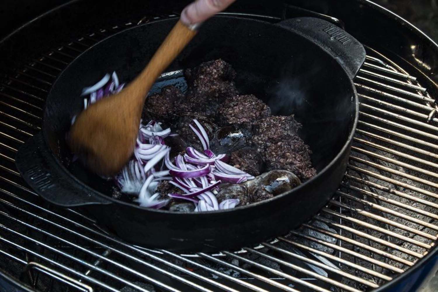 Kaszanka z jabłkami na grillu