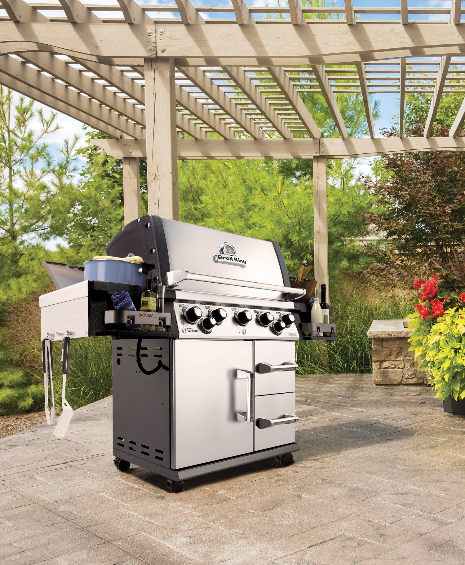 Grill gazowy Boril King Imperial S 590 na tarasie