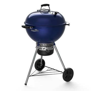 Grill węglowy Weber Master-Touch GBS model C-5750 w pięknym, intensywnym, granatowym kolorze. Grill ma kulisty kształt. Ruszt przykryty granatową pokrywą z chromowanymi elementami, na dole czarny zbiornik na węgiel i dwa, plastikowe kółka.

