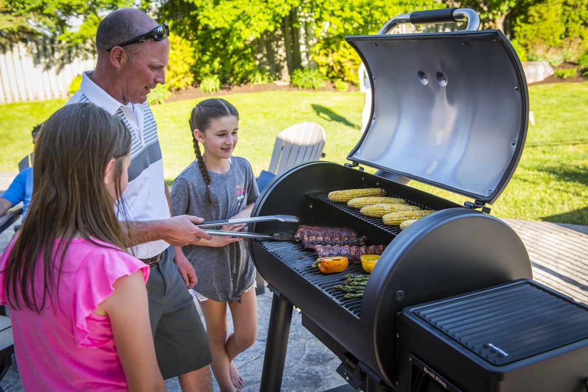 Rodzina grilluje na grillu na pellet Broil King Regal
