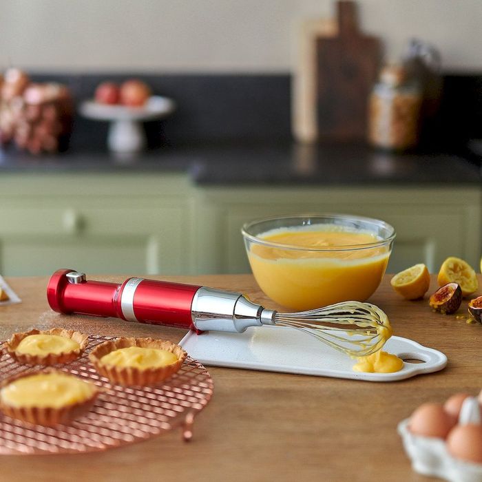 Bezprzewodowy blender z akcesoriami Candy Apple KitchenAid (5KHBBV83ECA)