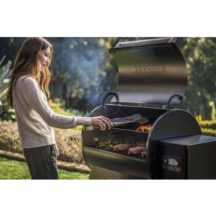Grill na pellet Ironwood 885 INT + Pellet Sensor Traeger podczas przyjęcia w ogrodzie