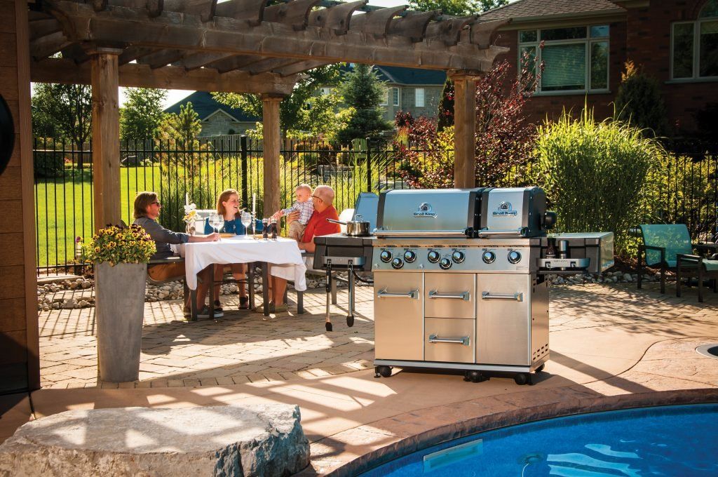 Grill gazowy zamontowany w ogrodzie - Broil King