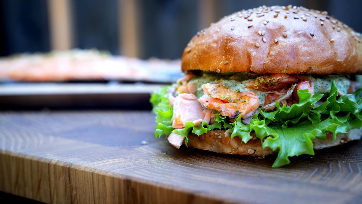 Burger z łososiem przygotowany na grillu marki Enders