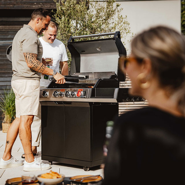 Grill gazowy Enders Uniq Pro 4 IK Cruster na tarasie.