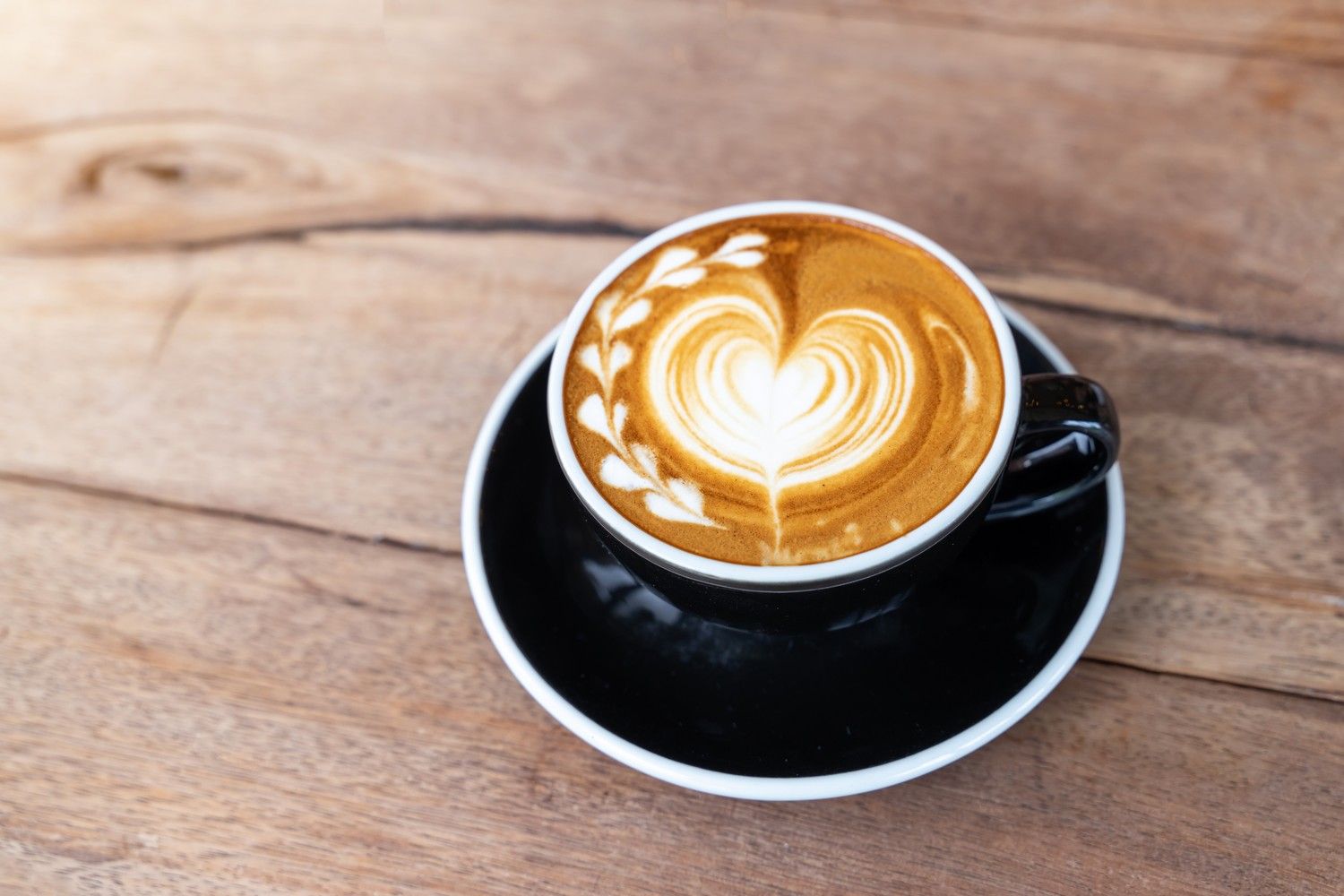 Cappuccino z latte art na powierzchni 
