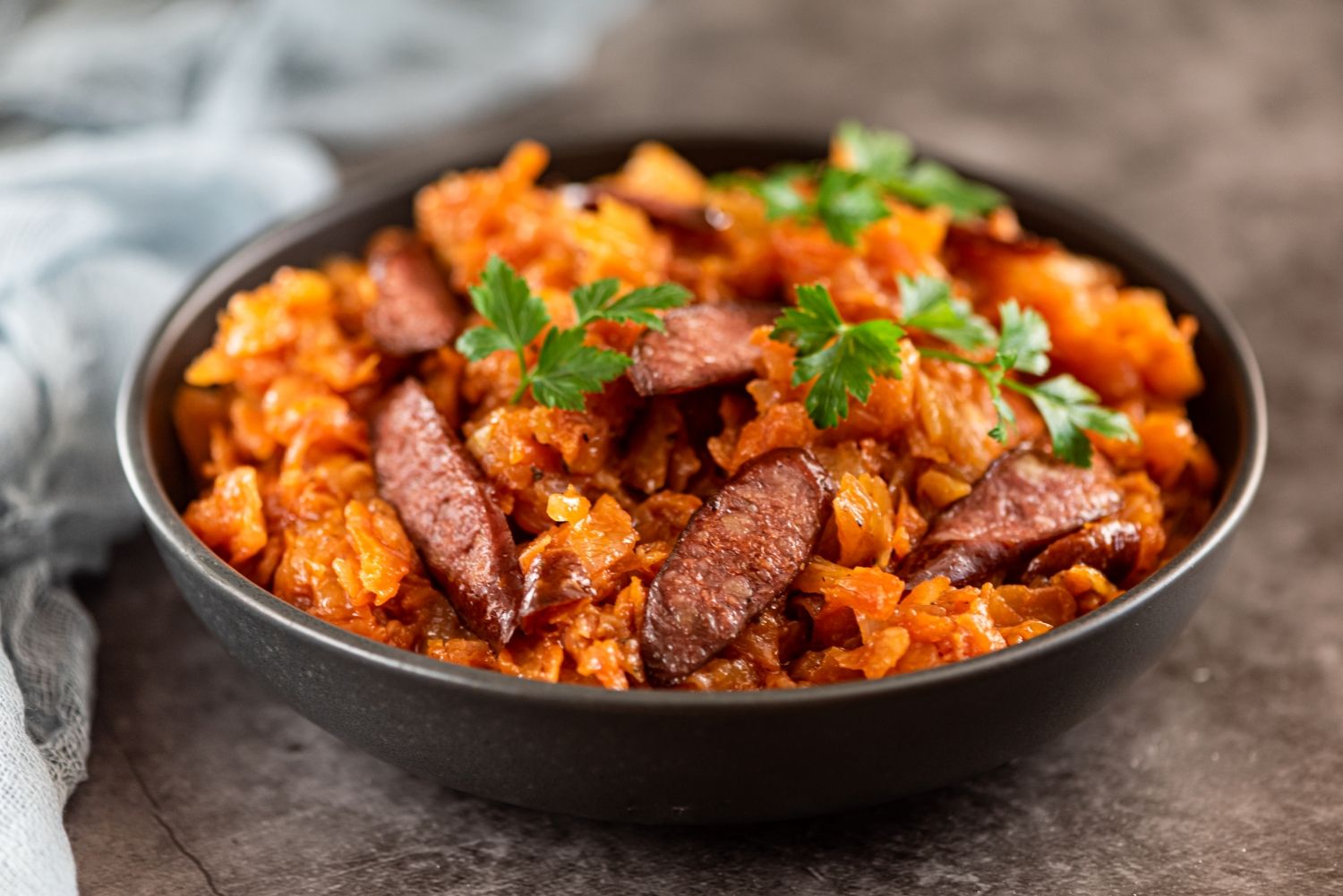 Bigos z grilla z kiełbasą w misce