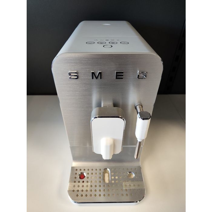EKSPOZYCJA - Smeg Ekspres automatyczny z dyszą spieniającą 50's style Biały (BCC02WHMEU) - OUTLET