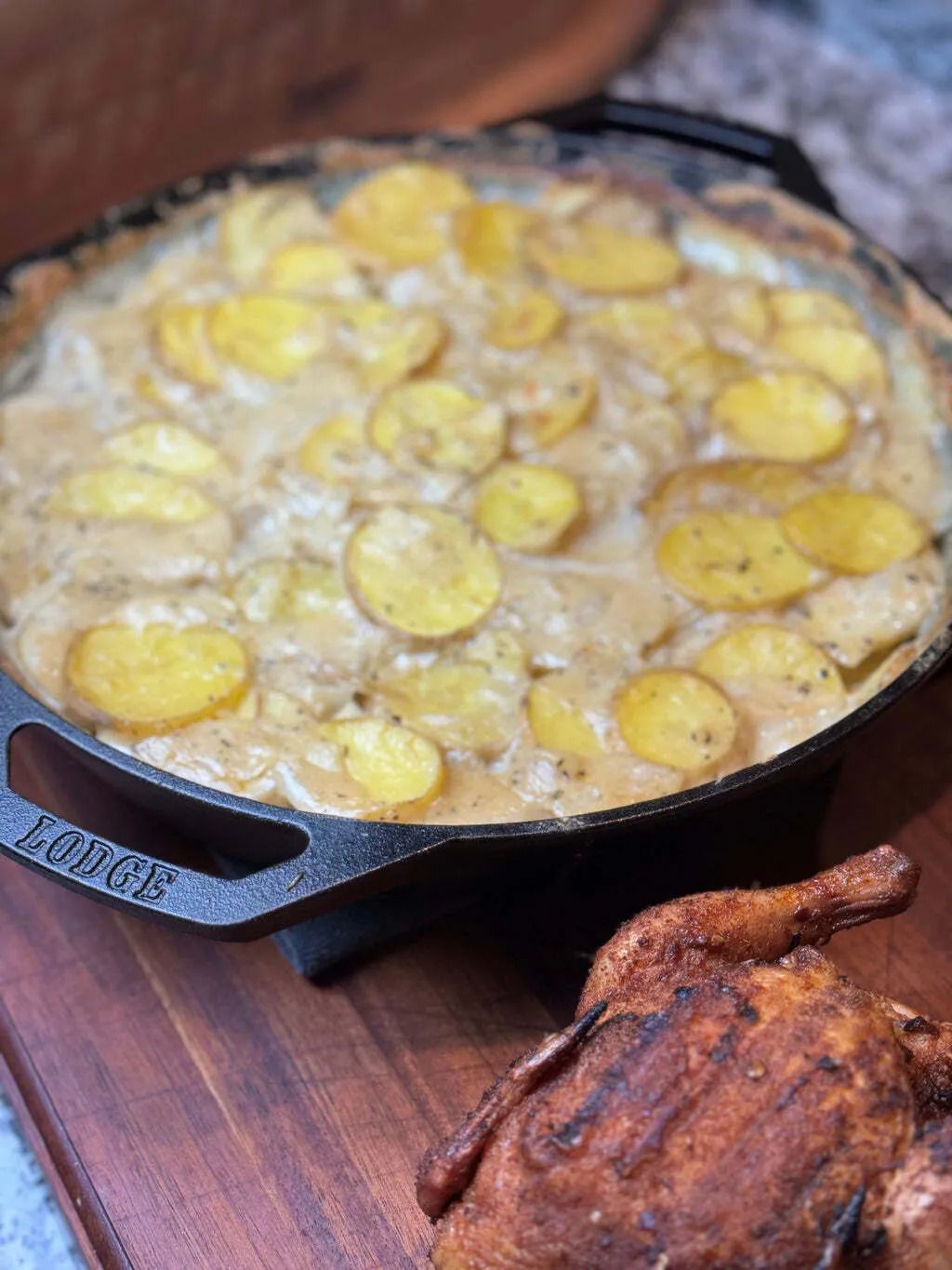 Ziemniaki pieczone na grillu w formie żeliwnej