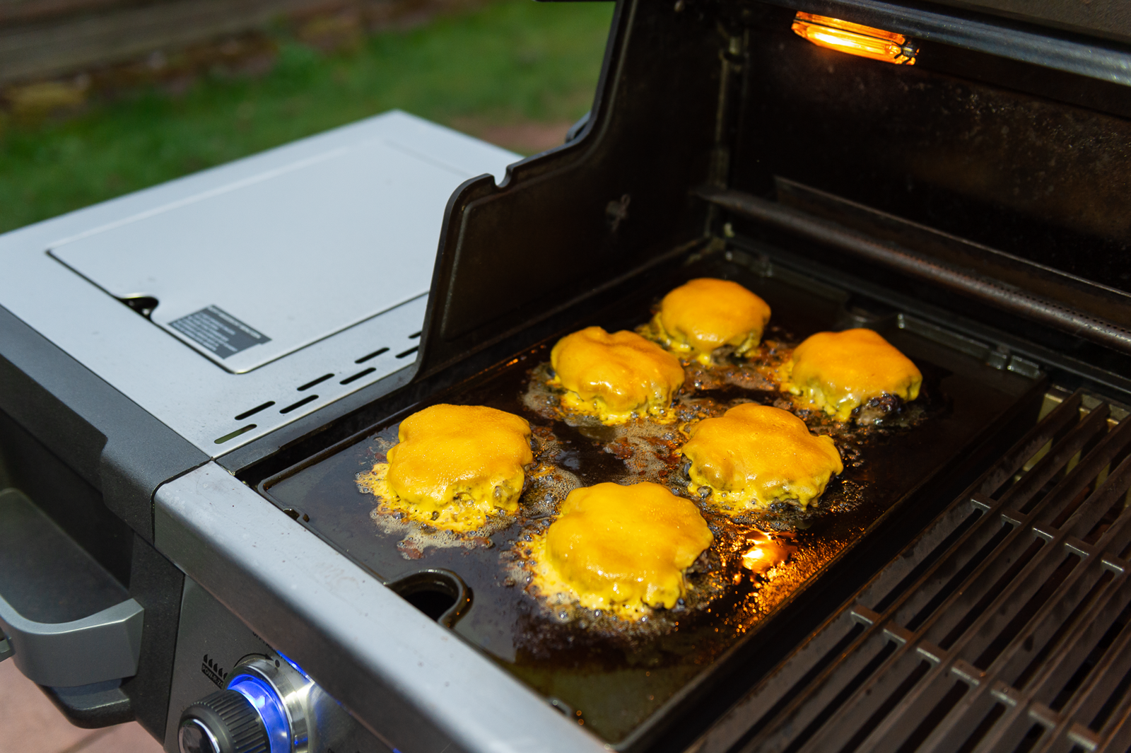 Plancha czy płyta żeliwna? Które akcesorium wybrać do grillowania na grillu Broil King?
