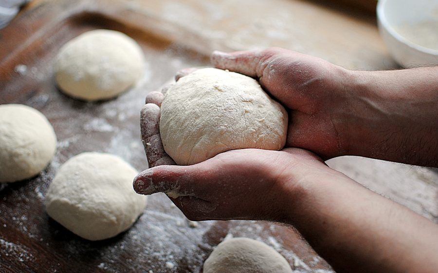 Wyrabianie ciasta na pizzę