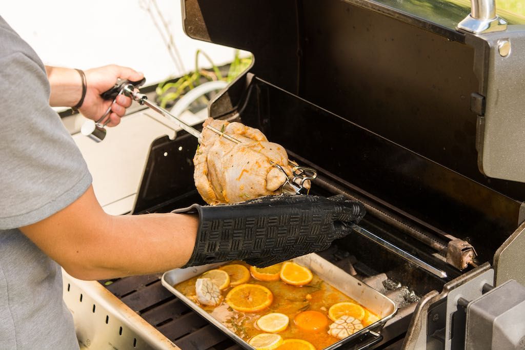 Rożen obrotowy - montaż na grillu gazowym