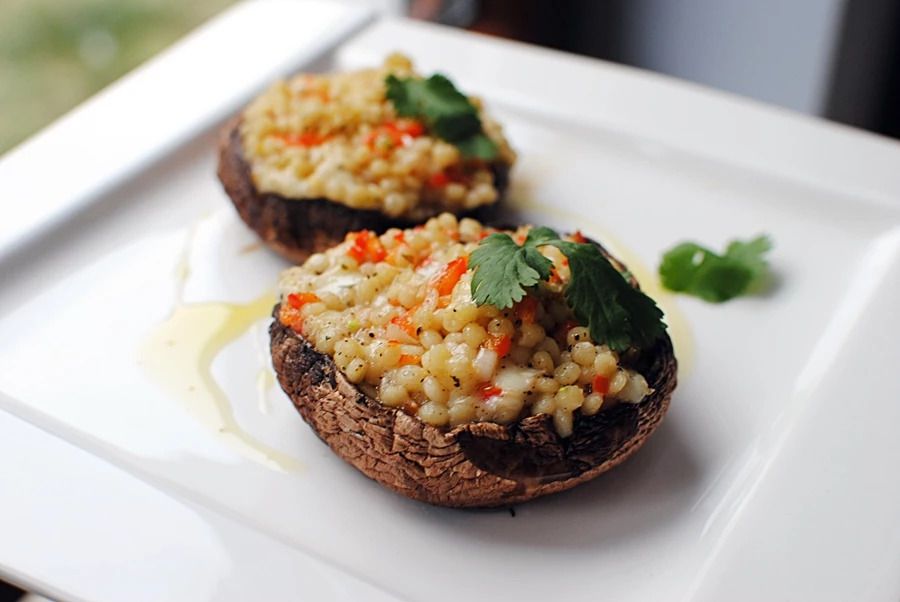 Grillowane pieczarki portobello z kuskusem i mozzarella