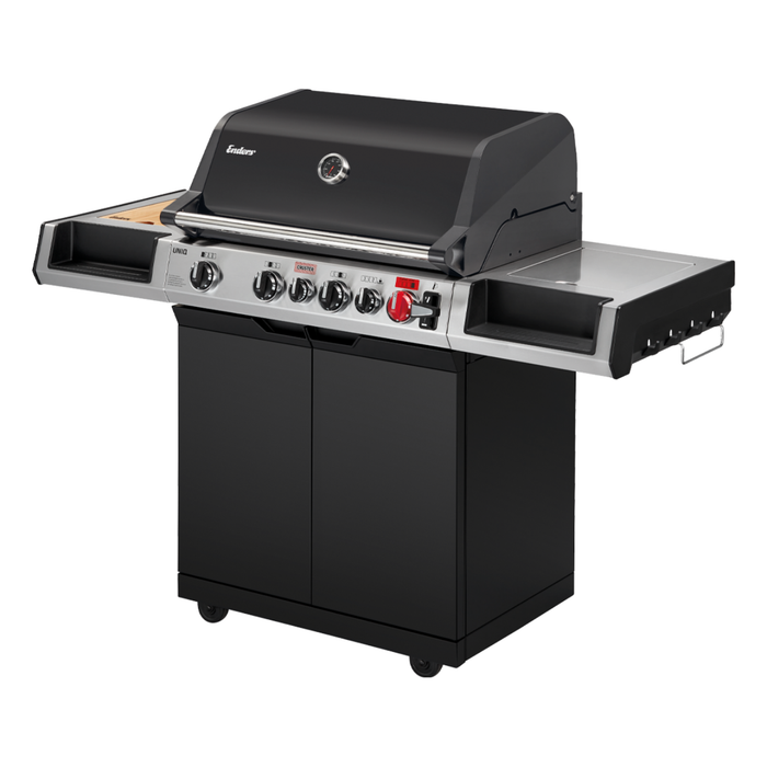 Czarny grill gazowy Enders Uniq Pro 4 IK Cruster z zamkniętą pokrywą, dwiema półkami bocznymi i szafką na kółkach.