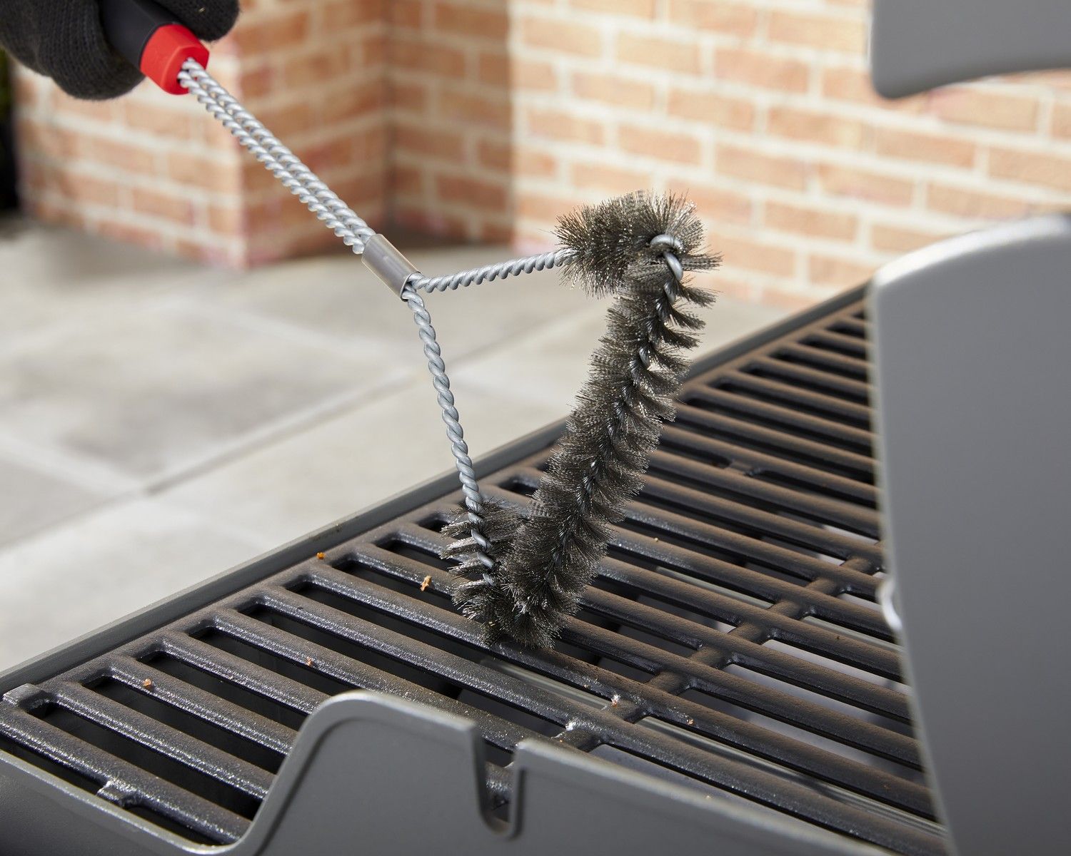 Grill gazowy czyszczenie szczotką rusztu