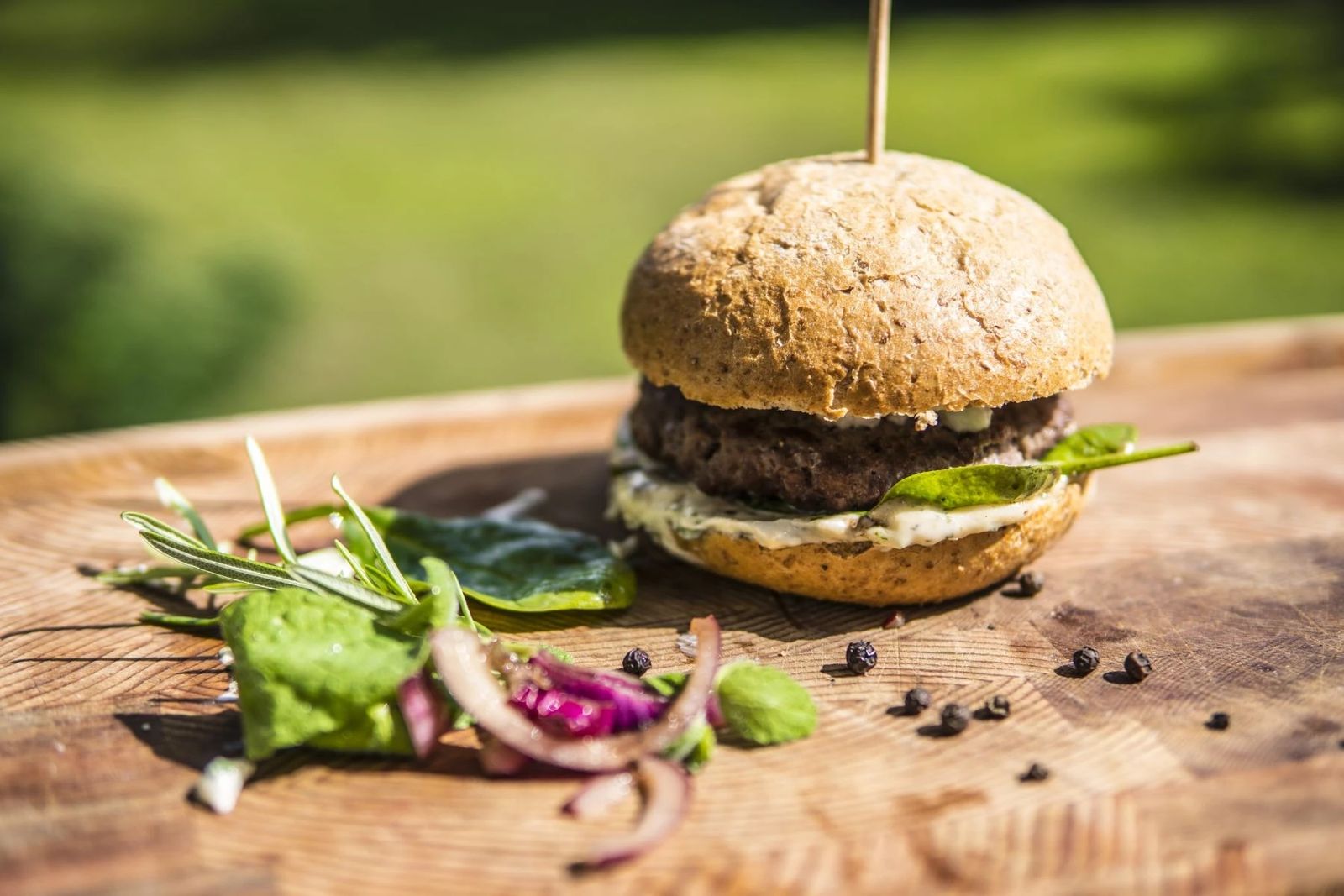 Gotowy burger wołowy z grilla