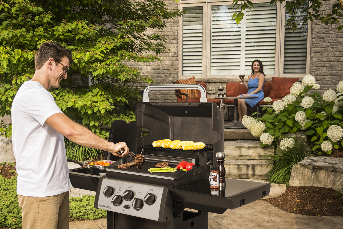 Broil King Monarch 390 w ogrodzie
