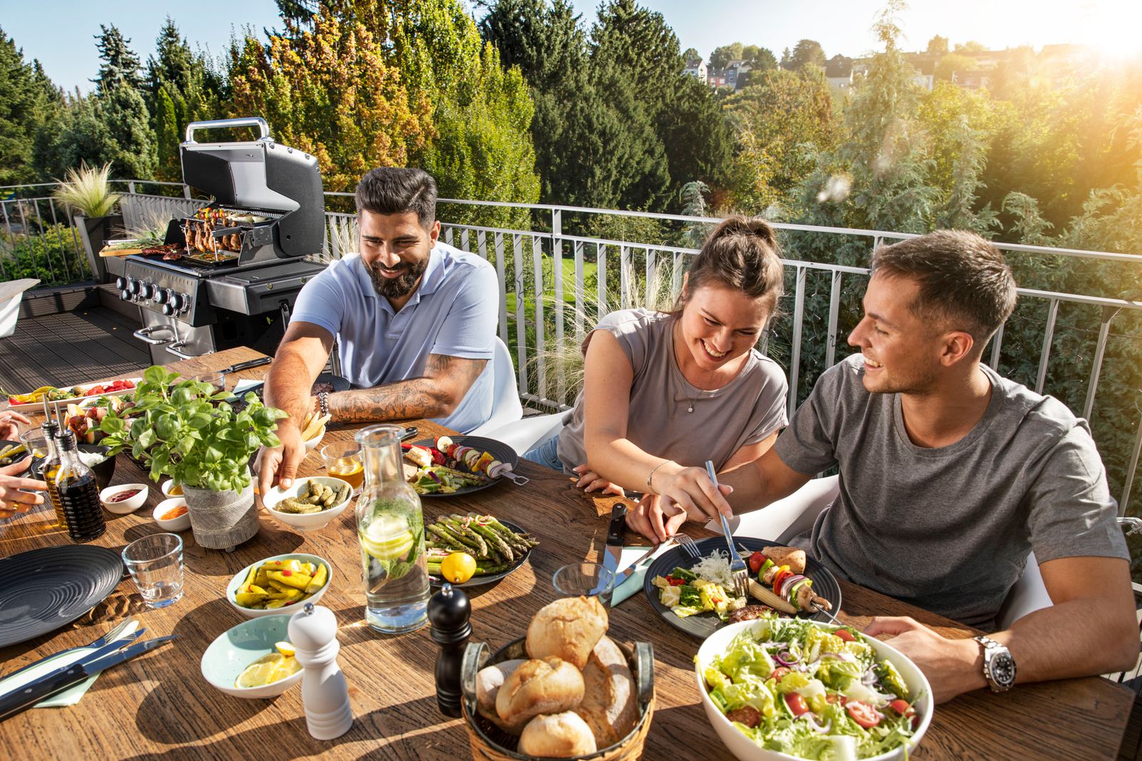 Duży grill gazowy Broil KIng w ogrodzie