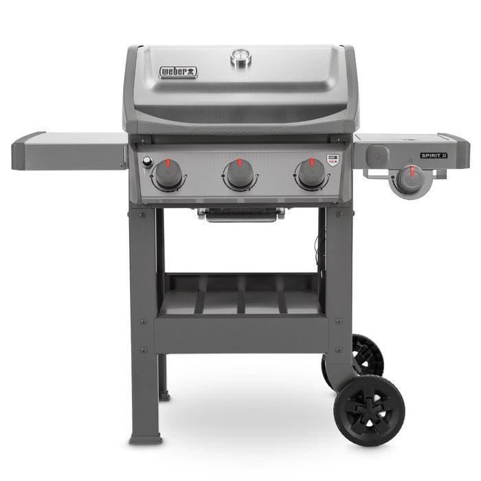Grill gazowy Weber Spirit II S-320 GBS z szarą pokrywą i termometrem regulującym temperaturę, po bokach grilla widoczne są dwie szare półki, z przodu cztery pokrętła z czerwonym wskaźnikiem.