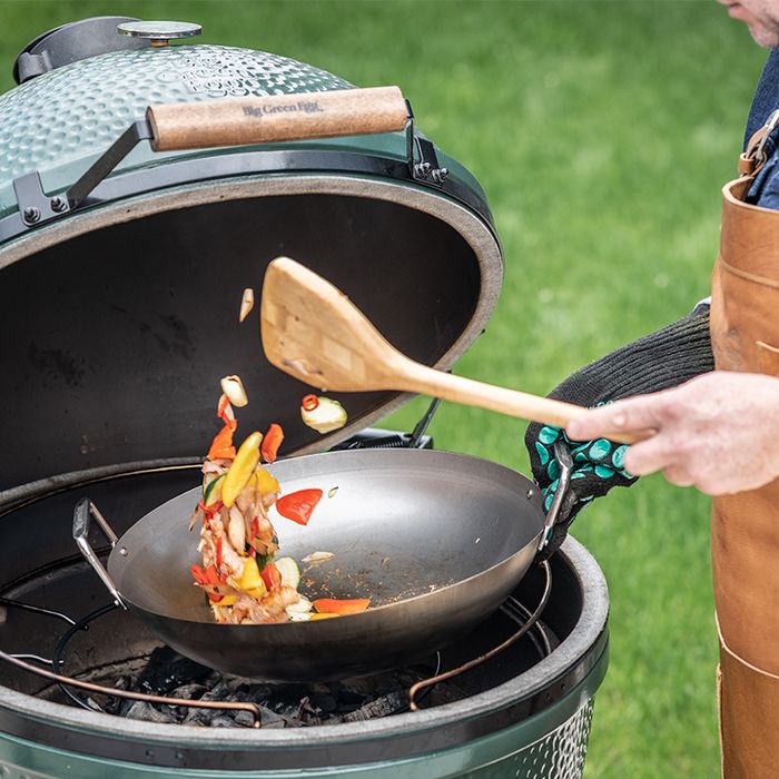 Wok do grilla ze stali węglowej z bambusową szpatułką do Big Green Egg (120779)
