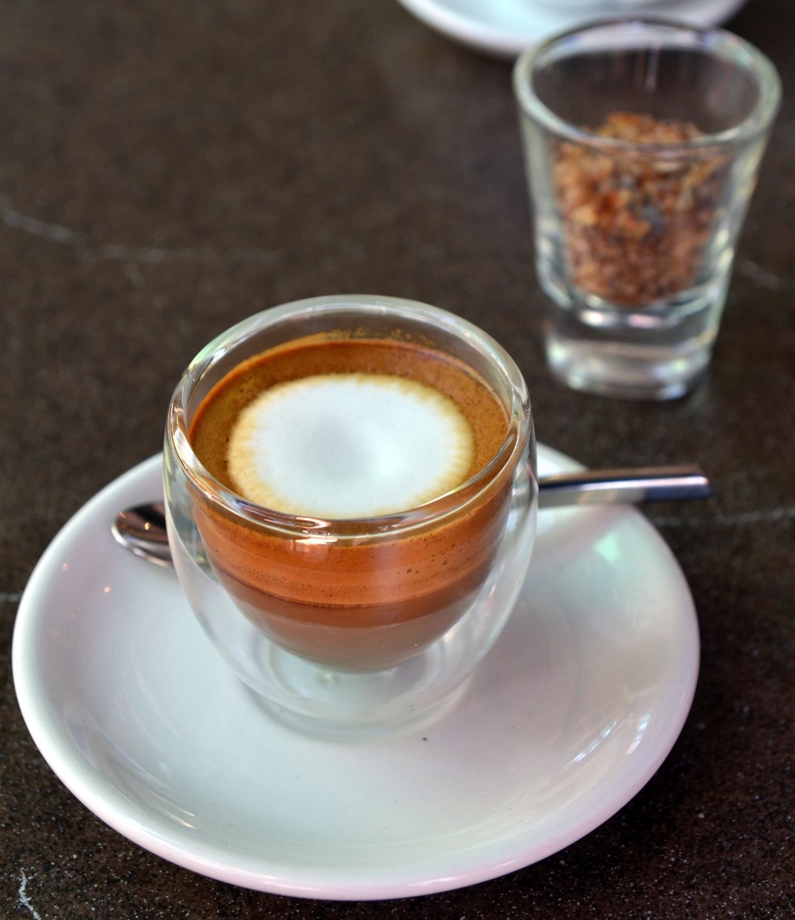 Espresso Macchiato ze szklanką wody
