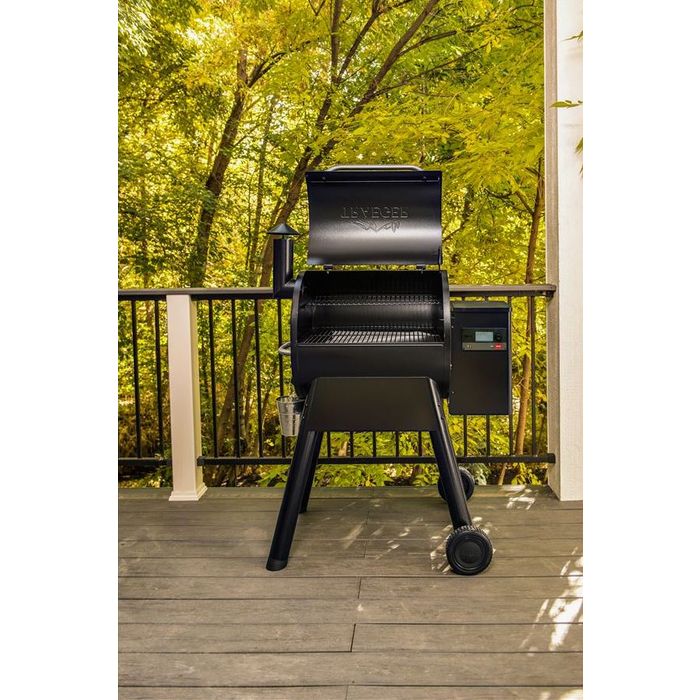 Grill na pellet PRO 575 (black) INT Traeger na tarasie
