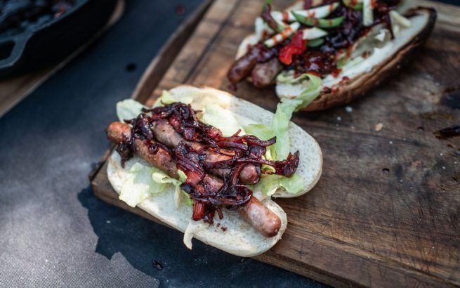 Hot dog z grilla z konfiturą