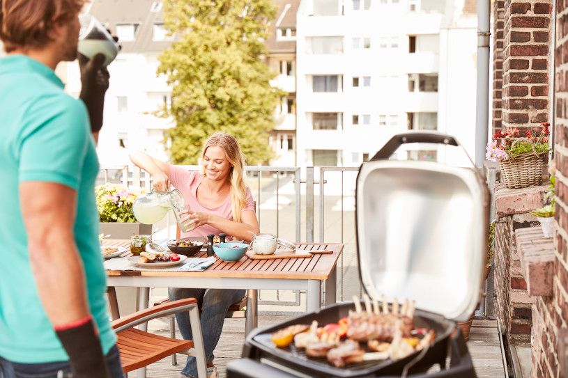 Grillowanie na grillu elektrycznym Weber Pulse 1000 Stand