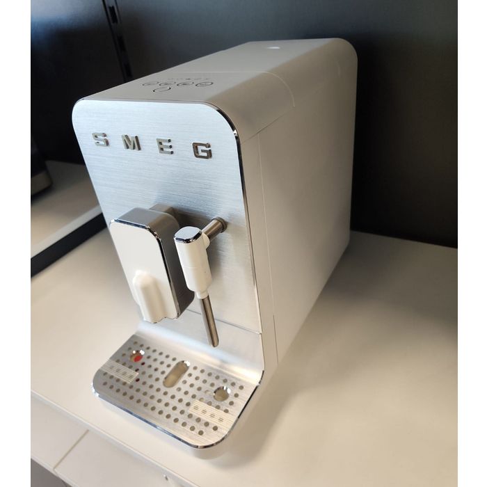 EKSPOZYCJA - Smeg Ekspres automatyczny z dyszą spieniającą 50's style Biały (BCC02WHMEU) - OUTLET