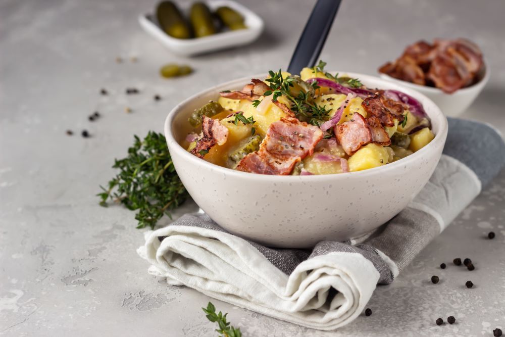 Nowoczesna sałatka z pieczonymi ziemniakami Smashed Potatoes