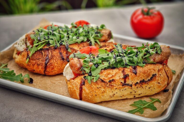 Hot-dogi salsiccia z grilla