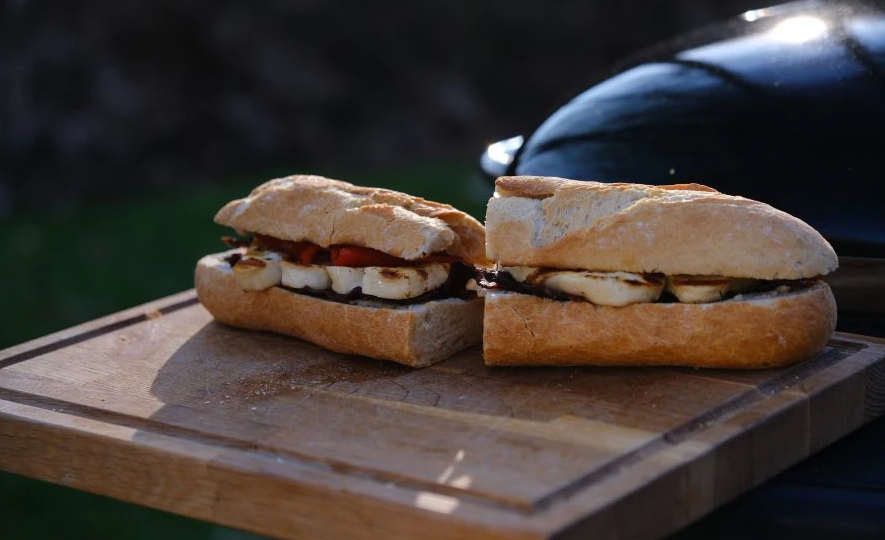 Halloumi z grilla w chrupiącej bagietce