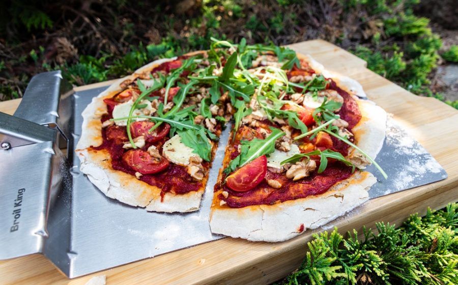 Gotowa do podania pizza z grilla Broil King