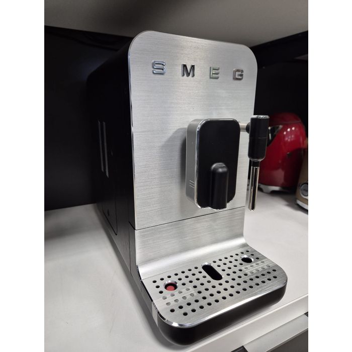 OUTLET Ekspozycja Smeg Ekspres automatyczny z dyszą spieniającą 50's style Czarny (BCC02BLMEU)