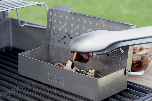 Wędzenie na grillu gazowym - wędzarka wypełniona wiórkami