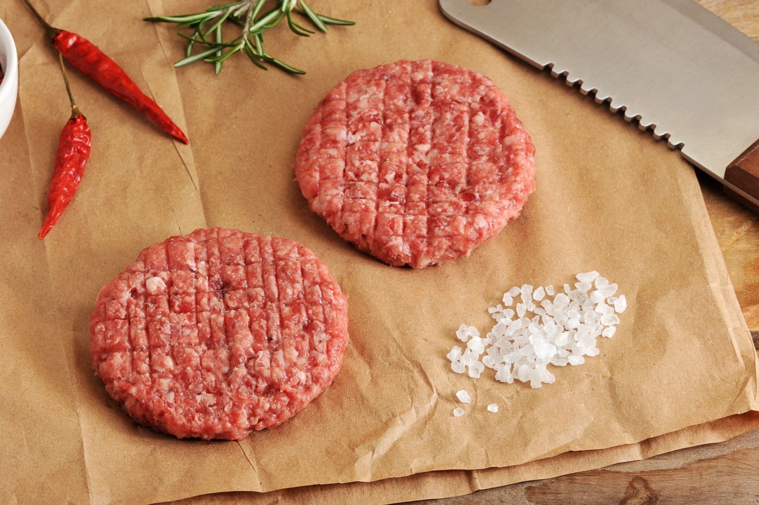 Surowe burgery wołowe