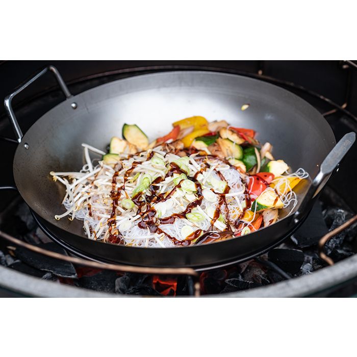 Wok do grilla ze stali węglowej z bambusową szpatułką do Big Green Egg (120779)