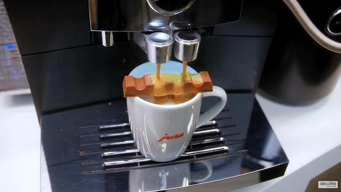 Przygotowanie zimowej kawy Mocha z batonikiem Kinder w ekspresie Jura Z10